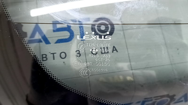 Маркеровка на стекле задней двери Lexus RX, отображает оригинальные параметры.