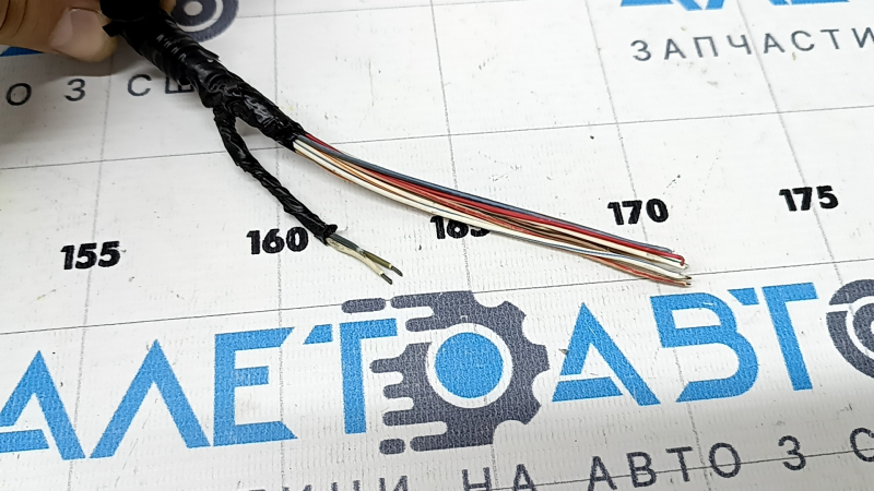 Концы проводов проводки заднего бампера, вид сбоку.