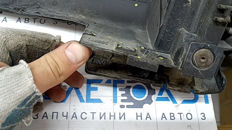 Порог левый Jeep Grand Cherokee WL 22-24 графит, примят, надорван, сломаны крепления, царапины