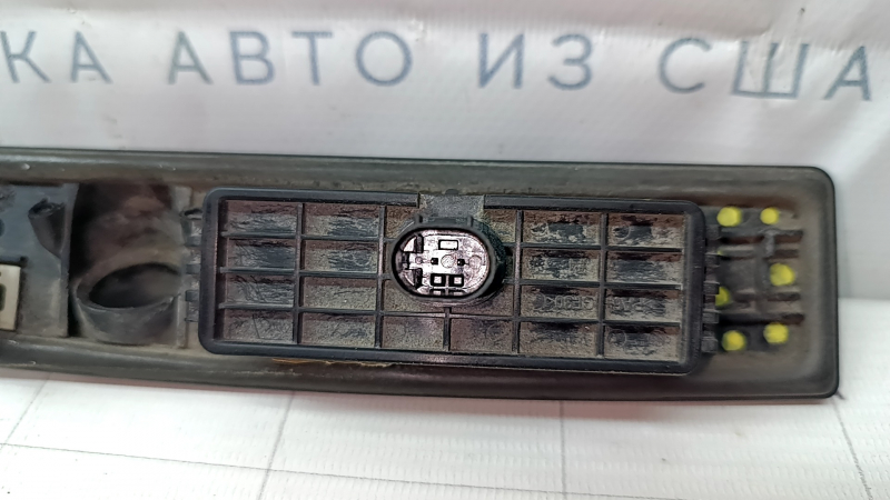 Ручка с кнопкой открытия крышки багажника наружная Tesla Model 3 18-23 сломано крепление