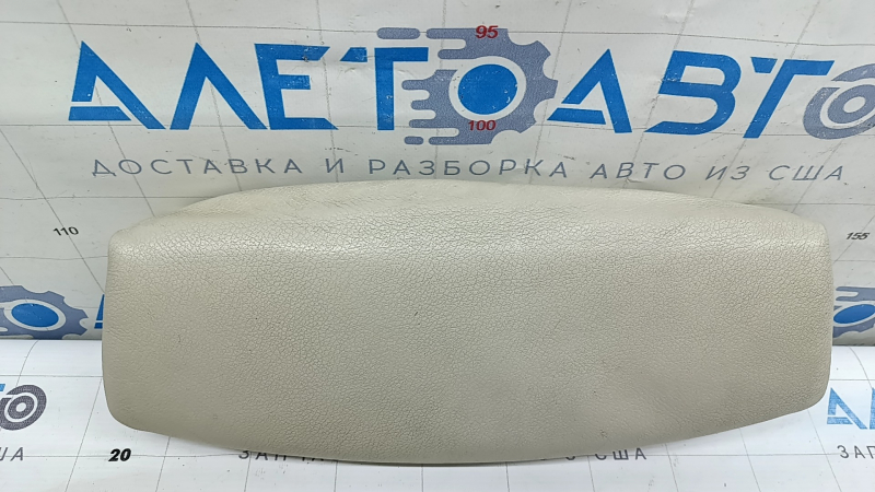 Фронтальный вид на коленную подпорку водителя BMW X3 F25 с естественным износом.