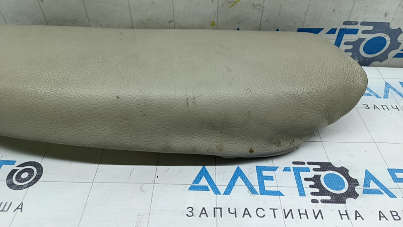 Детальный снимок коленной подпорки BMW X3 F25 с повреждением кожи и потертостями.