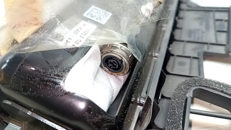 Подушка безопасности airbag коленная водительская левая Tesla Model 3 18-23 черная, сломано крепление