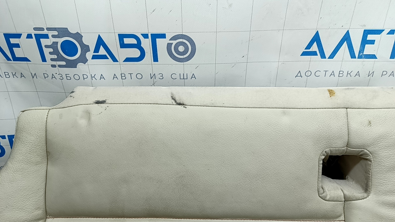 Детальный вид подушки заднего ряда сидений BMW X3 F25, заметные дефекты и потертости.