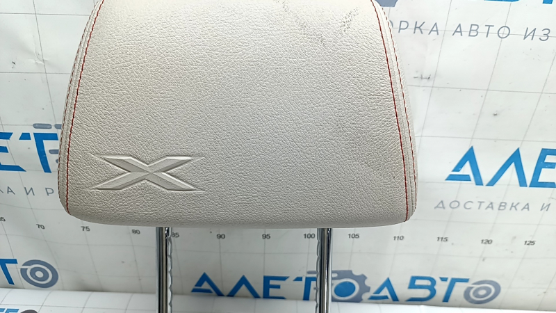Крупный план подголовника BMW X3 F25, видны следы использования и примятия