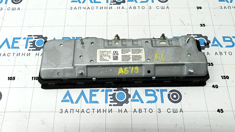 Функциональная коленная подушка безопасности водителя для Audi A6 2019-2025.