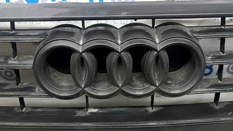 Решетка радиатора в сборе Audi A6 C8 19-23 под парктроники без радара, черный мат с хромом, окрашена, царапины