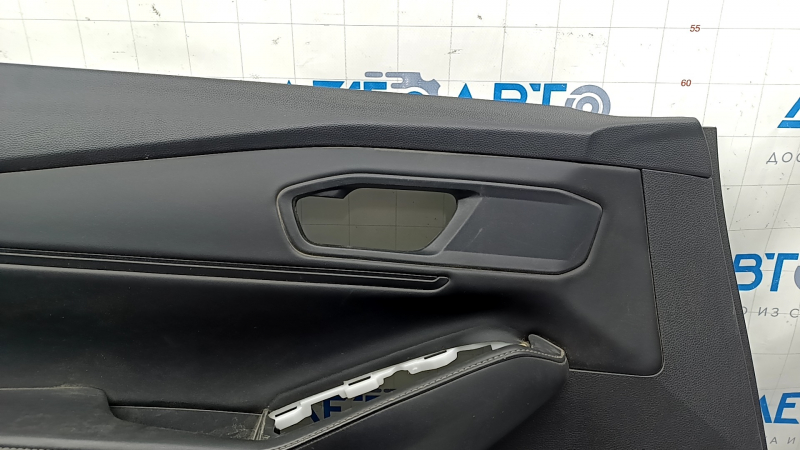 Фрагмент внутренней поверхности обшивки двери передней левой Honda Accord. Царапины заметны.