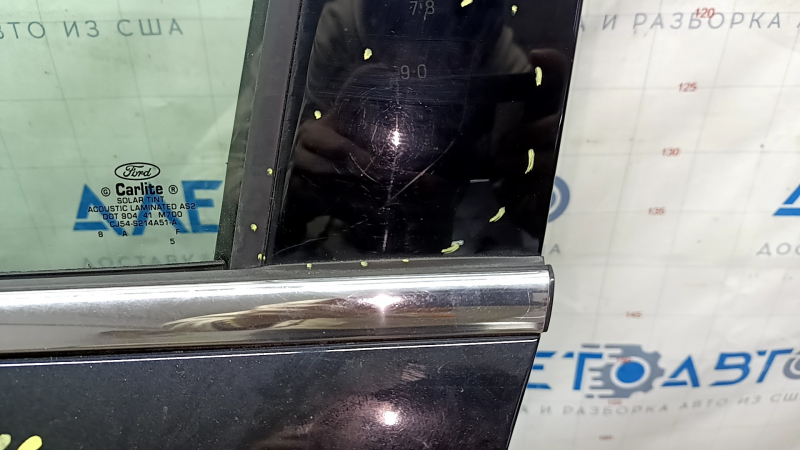 Крупный план верхней части двери передней левой Ford Escape, присутствуют незначительные следы эксплуатации.