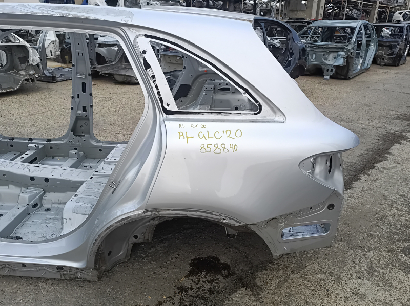 Четверть кузова серебристого цвета для Mercedes GLC 2016-2022, сохранена в отличном состоянии.