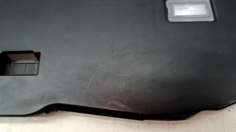 Накладка подушки безопасности колени пассажира Tesla Model 3 18-23 черная, с динамиком и подсветкой, царапины