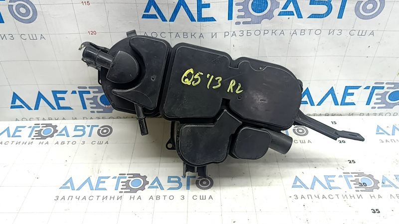 Канистра с углем абсорбер Audi Q5 2009-2017, детальное изображение состояния креплений и корпуса.