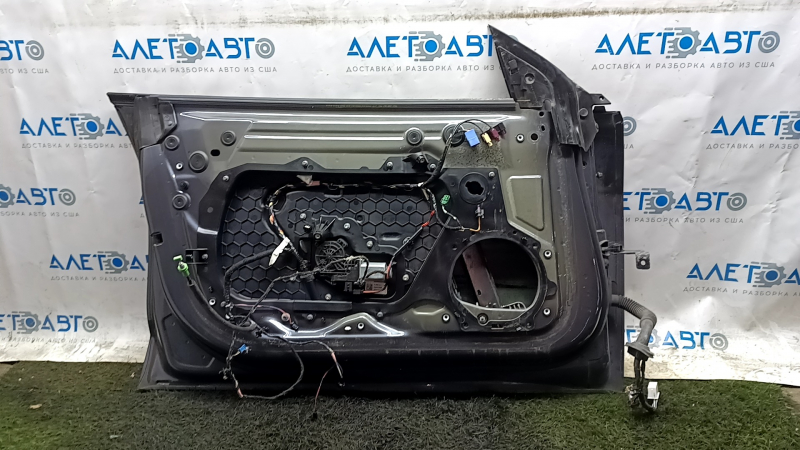 Дверь в сборе передняя левая Tesla Model 3 18-20 графит PMNG, царапина, царапины на ручке, скол краски