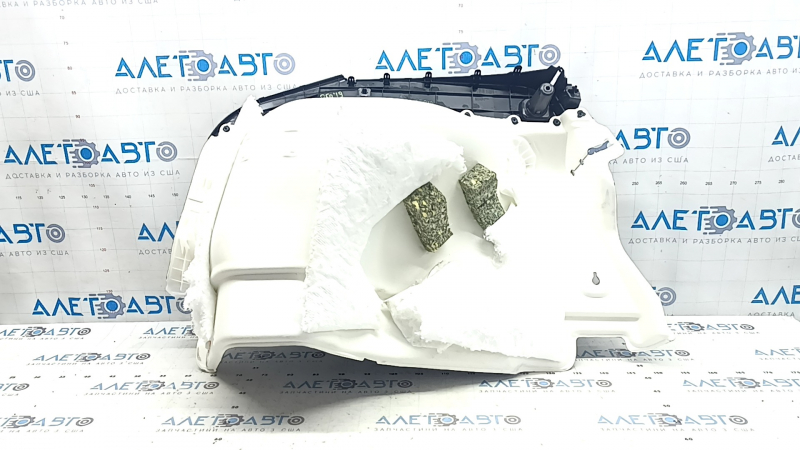 Обшивка арки задней правой Toyota Prius, задняя сторона с явными следами состояния.