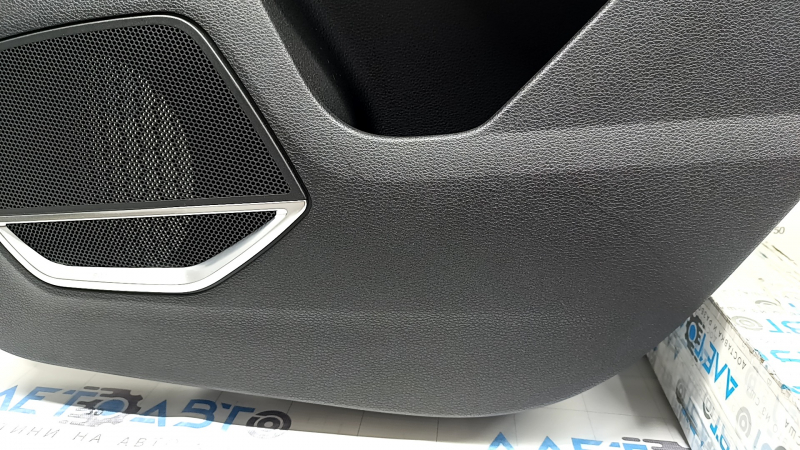 Деталь задней двери Audi Q3 2019, акцент на динамик Bang&Olufsen и хромированные элементы.