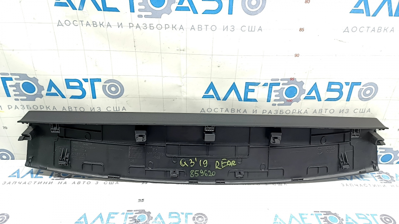 Обшивка двери багажника верхняя Audi Q3 83A 19-25 черная, царапина