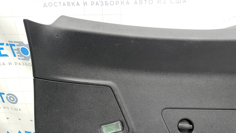 Крупный план обшивки двери багажника Audi Q3 с акцентом на детали и текстуру.