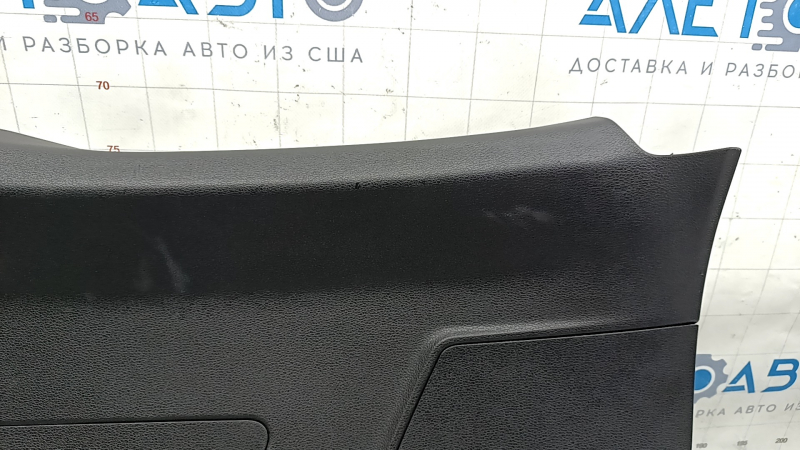 Обшивка двери багажника нижняя Audi Q3 83A 19-25 с заглушками, черная, царапины, потертости, тычка