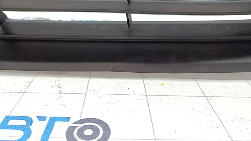 Нижняя решетка переднего бампера Toyota Prius 50 19-22 под ПТФ, структура, сломано крепление, примята, песок