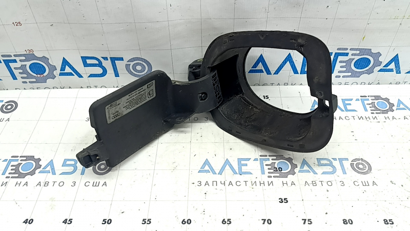 Корпус лючка бензобака Audi Q5 8R 09-17 сломано крепление