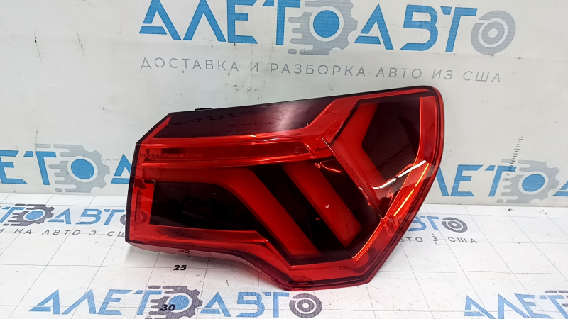 Фонарь внешний крыло правый Audi Q3 83A 19-25 LED, царапины