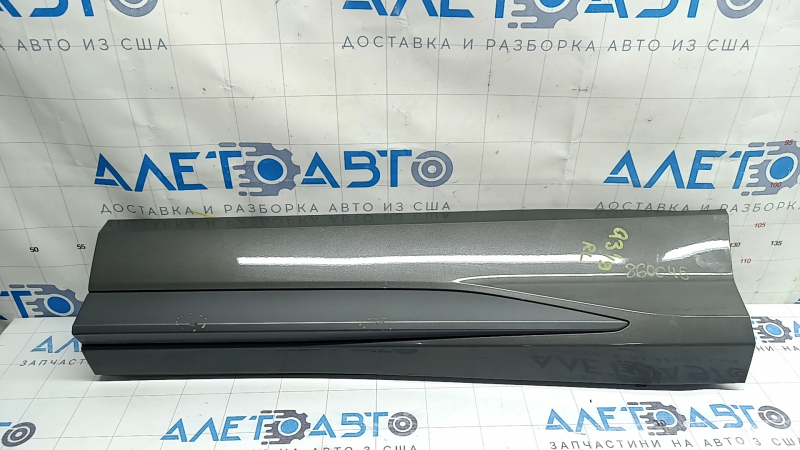 Накладка двери нижняя задней левой Audi Q3 2019 - 2025, серый молдинг с потертостями и царапинами.