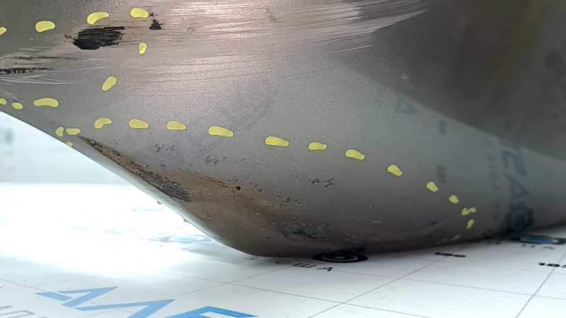 Бампер задний голый Chrysler Pacifica 17-26 под губу, парктроники и BSM, бежевый, надломаны крепления, вмятины, царапины, нештатные отверстия, трещины