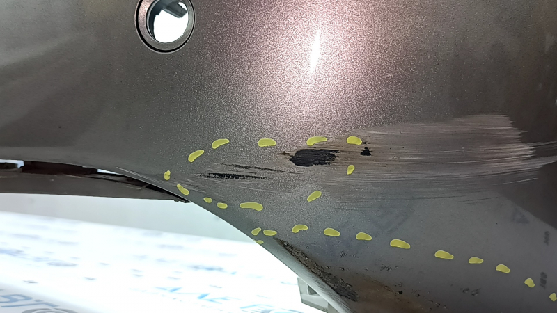 Бампер задний голый Chrysler Pacifica 17-26 под губу, парктроники и BSM, бежевый, надломаны крепления, вмятины, царапины, нештатные отверстия, трещины