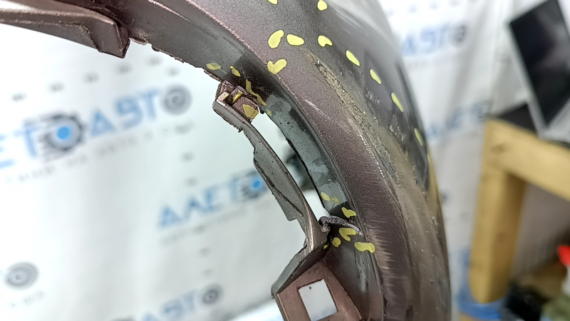 Бампер задний голый Chrysler Pacifica 17-26 под губу, парктроники и BSM, бежевый, надломаны крепления, вмятины, царапины, нештатные отверстия, трещины