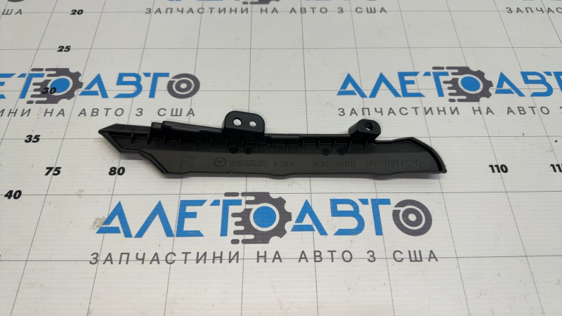 Кронштейн решетки радиатора grill правый Mazda 3 19-22 Japan built