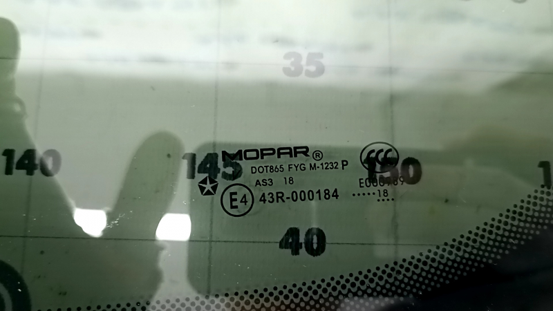 Маркировка MOPAR на форточке заднего левого стекла Chrysler Pacifica 2017-2026