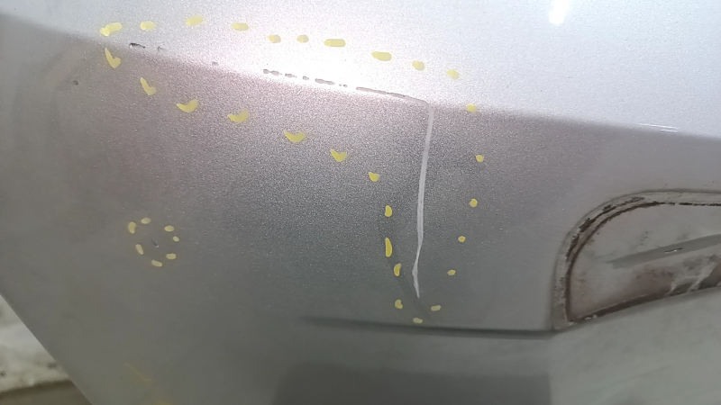 Дефекты на поверхности двери багажника Chevrolet Trax, видно место с царапиной.