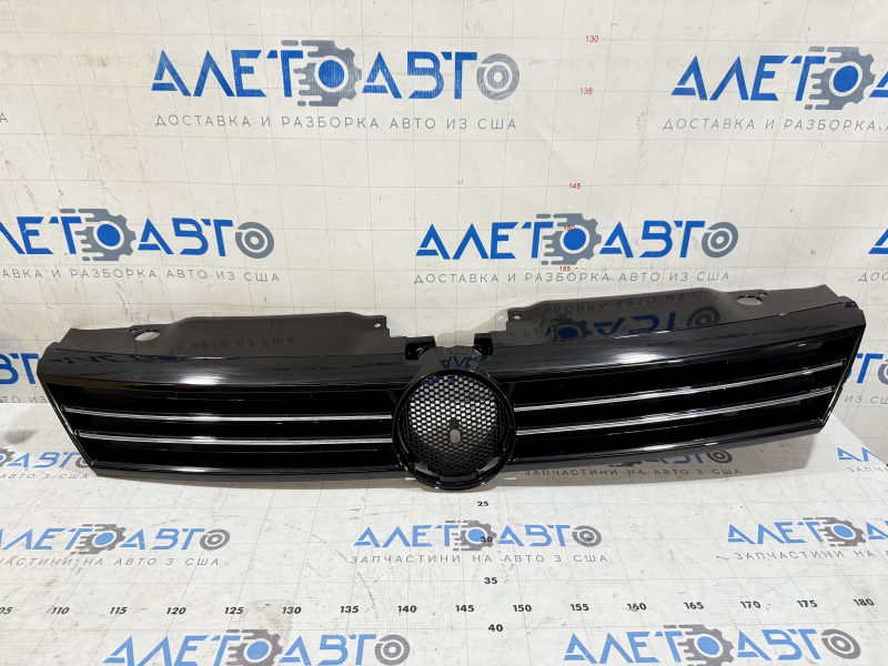 Решетка радиатора grill VW Jetta 11-14 USA без эмблемы