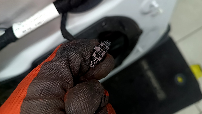Разъём для управления механизмами двери передней левой Audi Q7, в хорошем состоянии.