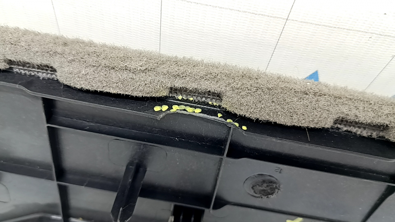 Накладка пола 2-го ряда сидений Chrysler Pacifica 17-26 задняя, тип 2, коричневая, надломано ребро, под чистку
