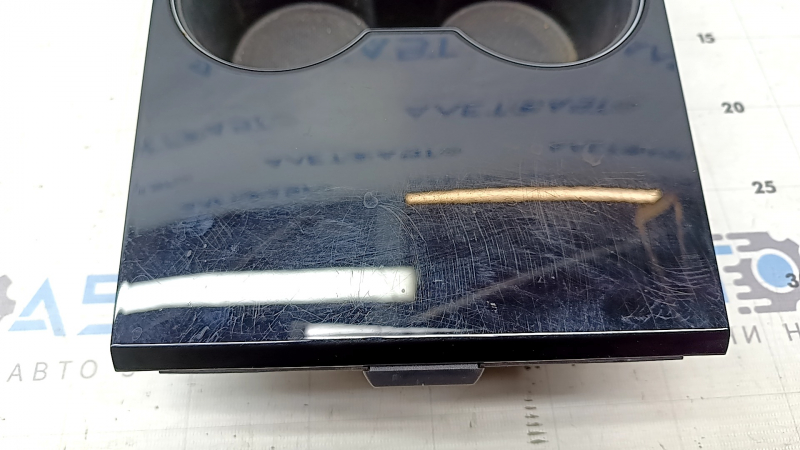 Подстаканники центральной консоли Tesla Model 3 18-23 черная глянец, царапины