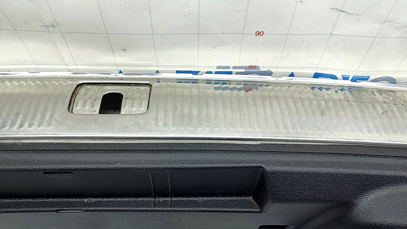 Накладка проема багажника Audi Q7 16-26 черн с хромом, царапины