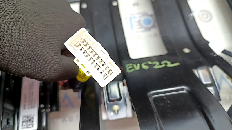 Подключение к системе сидений заднего ряда Kia EV6, деталь без дефектов.