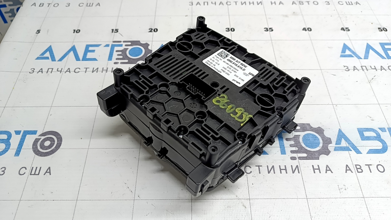 Панель управления MMI Audi Q7 16-18 царапины на хроме, потерта