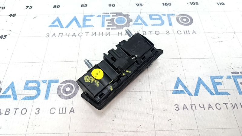 Кнопка открывания двери багажника Audi Q7 16-25 с камерой, сломан корпус
