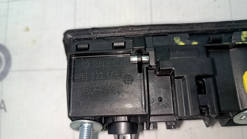 Кнопка открывания двери багажника Audi Q7 16-25 с камерой, сломан корпус
