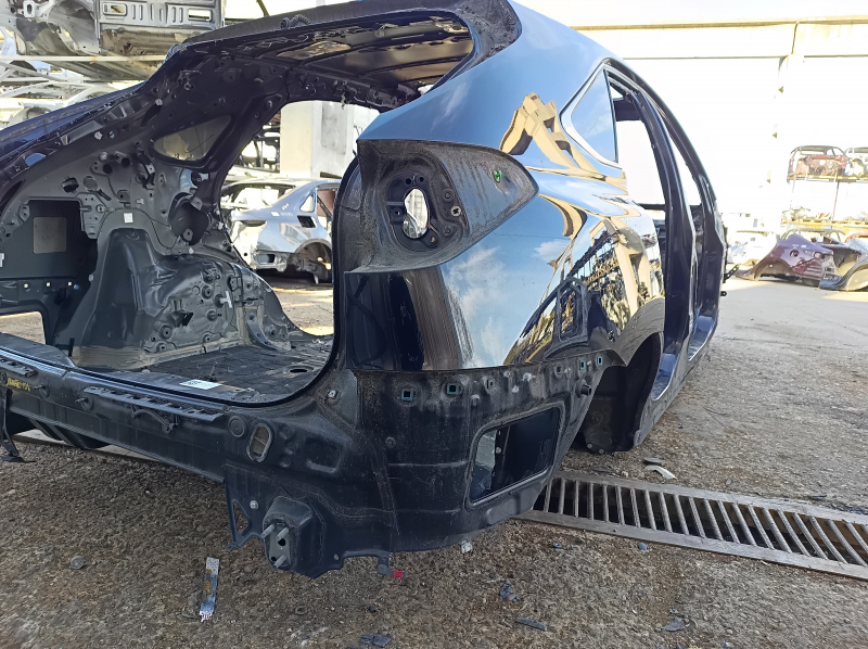 Четверть кузова Lexus RX350/RX450h (2010-2012), видны тычки и потертости.