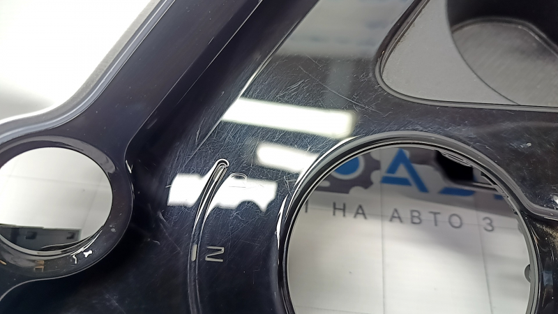 Накладка центральной консоли с подстаканниками Kia EV6 22-24 черная с серым с подсветкой, без шайбы, трещины, царапины, вздутие краски