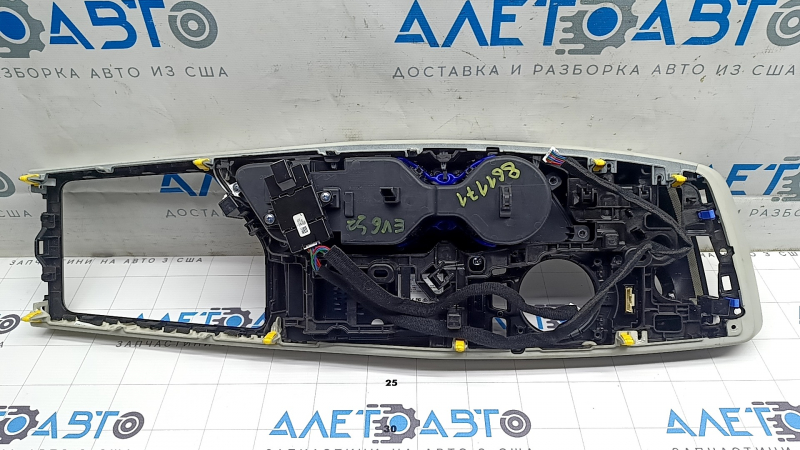 Накладка центральной консоли Kia EV6, задняя сторона с проводкой.
