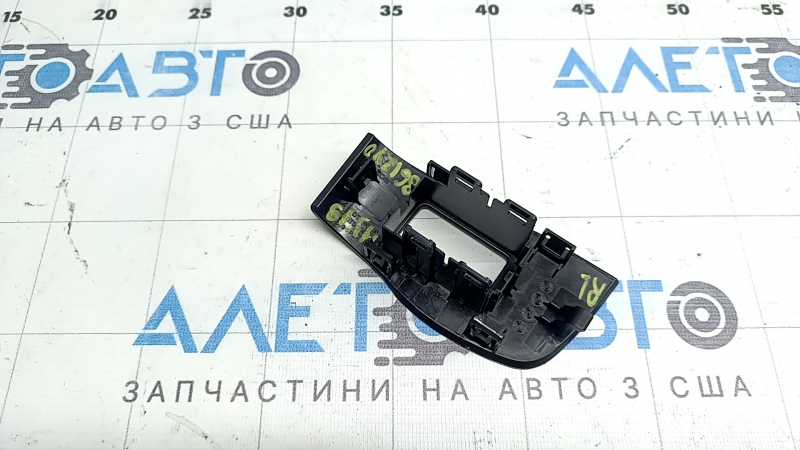 Накладка управления стеклоподъемником задним левым Mazda 3 19-26 4d черная глянцевая, царапины
