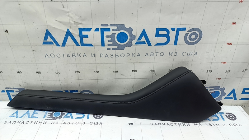 Накладка центральной консоли правой для Mazda 3, следы эксплуатации на коже.