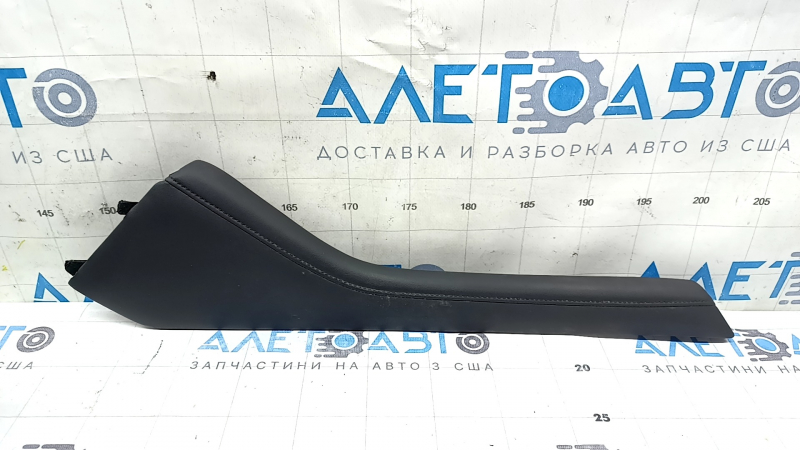 Боковая накладка центральной консоли для Mazda 3 2019-2026, черная, с мелкими потертостями.