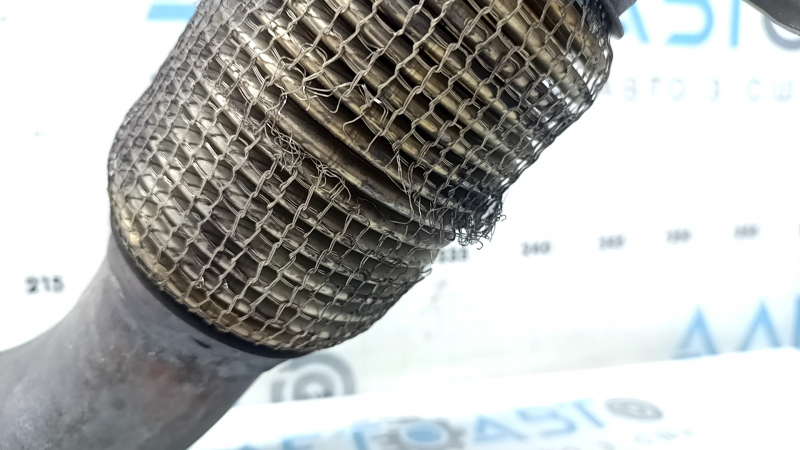 Деталь с порванной сеткой, необходима замена для Audi Q7 2016-2019.