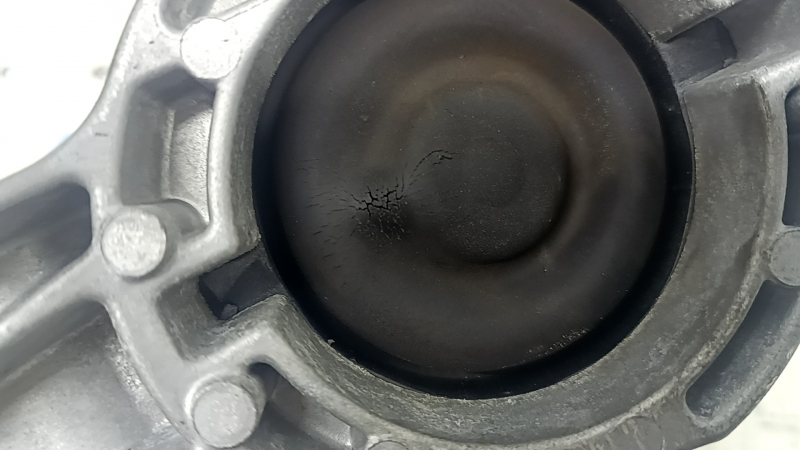 Подушка двигателя правая Chrysler Pacifica 17-26 3.6 FWD, микротрещины