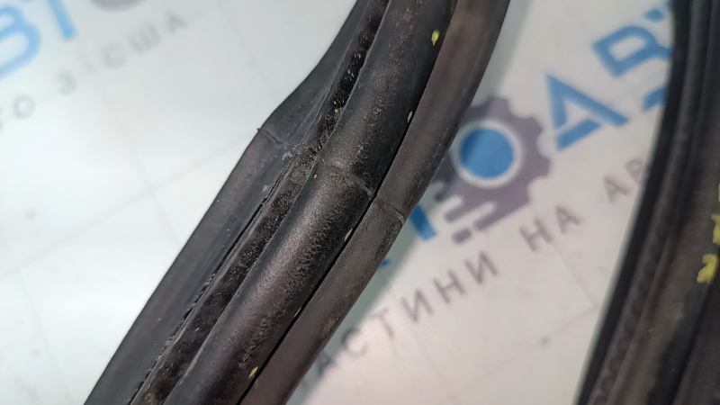 Уплотнитель резина двери багажника Audi Q7 16-26 потерт